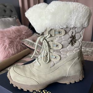 Snow boots
